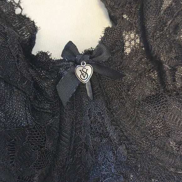 Victoria's Secret Elegant Black Flattering Design Lace Bra - Picture 2 of 7